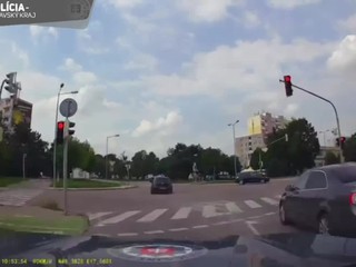 VIDEO: Po naháňačke s policajtami vyskočil z idúceho auta