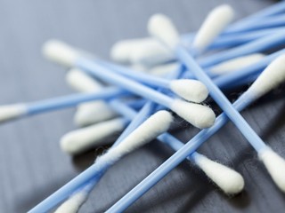 Čistíte si uši tyčinkami? Prestaňte s tým