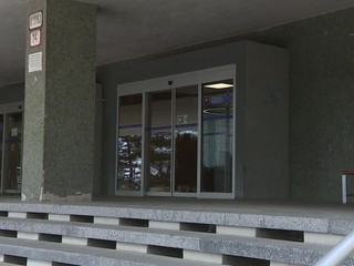 Incident na Slovenskej zdravotníckej univerzite: Muž so zbraňou v areáli školy vyvolal paniku