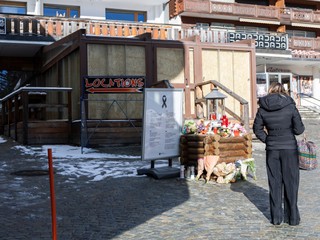 Počet obvinených po požiari v bare v Crans-Montane stúpol na štyroch