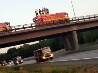 VIDEO:  Ako švédski hasiči vítajú pomoc hasičov z Poľska