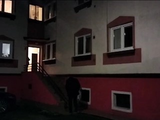 Smrť ženy, ktorú našli v byte vo Vranove vyšetrujú ako vraždu. Polícia zadržala syna obete