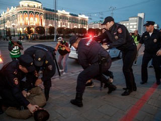 Moskovskí policajti zbili a údajne znásilnili protivojnového aktivistu. Všetko natočili a jeho priateľku nútili, aby si záznam pozrela