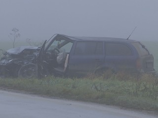 Policajné vozidlo sa zrazilo s osobným autom. Pri nehode sa zranila jedna osoba