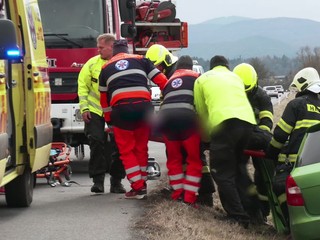 Zdravotné problémy za volantom: Vodiča z havarovaného auta vyslobodili hasiči