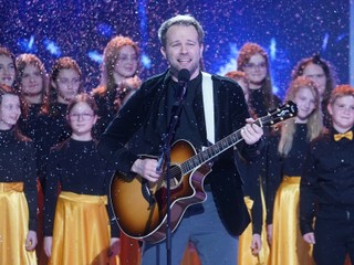 Dokonalá vianočná atmosféra: Spev Tomáša Bezdedu a detského zboru vás naladia na sviatky!