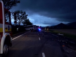 Autobus sa zrazil s autom. Peter na mieste podľahol zraneniam