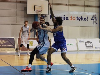 Hráč Spišskej Novej Vsi Marko Stevanovič s ocenením "Peak hráč mesiaca" marec