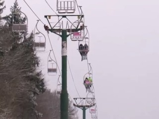 V lyžiarskom stredisku sa zasekla lanovka, vyslobodili 21 ľudí