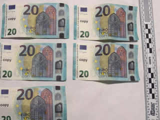 Eurobankovky z Temu? Žena na blšáku zaplatila dôchodkyni falošnými eurami