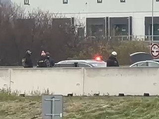 Policajti v kuklách obsadili diaľnicu. V ich aute skončil muž