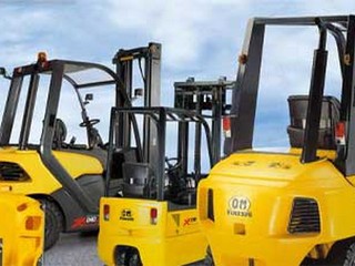 Smrteľná nehoda v Žiline. Vysokozdvižný vozík sa prevrátil na 63-ročného muža