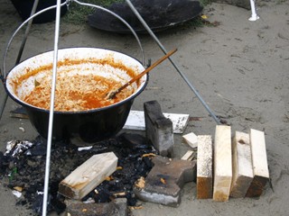 Ročné dievčatko spadlo do guláša, zasahoval vrtuľník