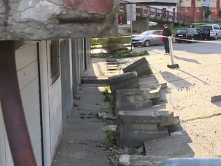 V hlavnom meste sa zrútila časť betónovej terasy. Na jej stav upozorňovali dlho