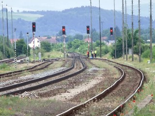 Na východe sedela mladá žena na koľajniciach. Po zrážke s vlakom zomrela