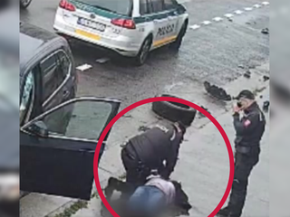 Video z dramatickej záchrany: Policajti oživovali muža v bezvedomí