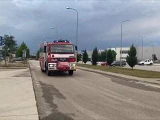 Vo Vrábľoch unikala látka s karcinogénnymi zložkami. Podľa informácií TV JOJ sa zranila jedna osoba