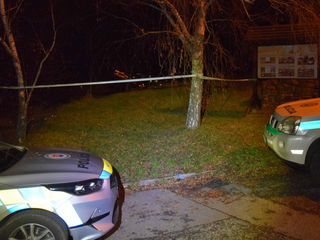 Expartner zhodil ženu z úskalia Kalvárie. Dopadla na strechu budovy