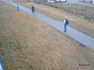 VIDEO: Neznámy muž napadol a okradol ženu za bieleho dňa