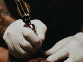 Vzniklo prvé tetovanie v histórii navrhnuté umelou inteligenciou: Čo podľa vás znázorňuje?