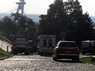 V parlamente zasahovali záchranné zložky pre podozrivý biely prášok