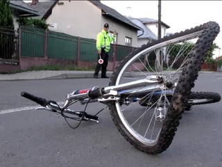 Chlapec narazil do auta, s poraneniami hlavy skončil v nemocnici