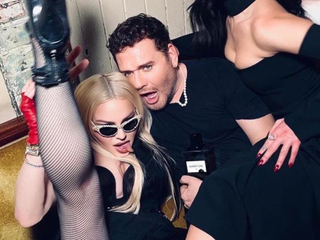 Madonna po odhalenej bradavke ďalej provokuje: Ukázala rozkrok!
