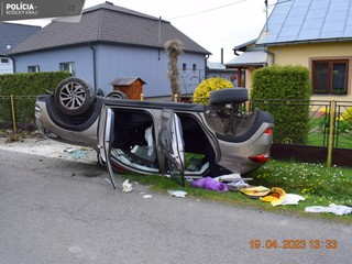 Vážna nehoda na východe: Auto skončilo prevrátené na streche