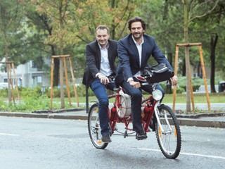 Ministri prišli na vládu na tandemových bicykloch aj elektromobile