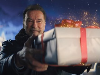 Pripravte si vreckovky: Schwarzenegger hviezdi vo vianočnej reklame