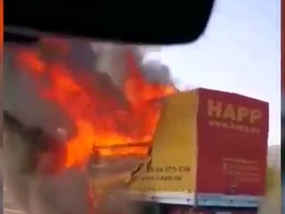 Požiar dodávky skomplikoval dopravu. Muselo zasiahnuť 13 hasičov