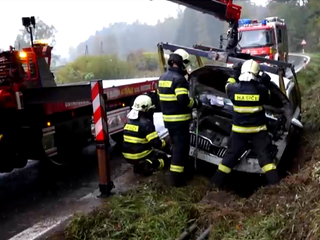 Požičané auto skončilo na streche. 20-ročný vodič podcenil alkohol v krvi