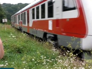 V Sukove vystúpite z vlaku na pole. Zastávka je dlhodobo zdemolovaná