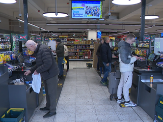 Mladí ich využívajú najviac, seniori najmenej: Trend samoobslužných pokladníc rastie