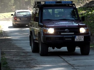 Pani sa vybrala na túru s kabelkou, zasahovať musel vrtuľník