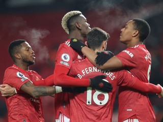 Britská vláda vyzvala hráčov Premier League, aby upustili od objímania či bozkov