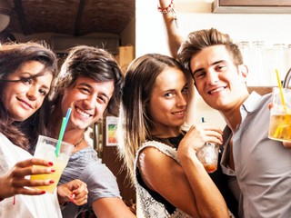 Polícia varuje. Autentický príbeh o tom, ako sa do drinkov dostávajú drogy