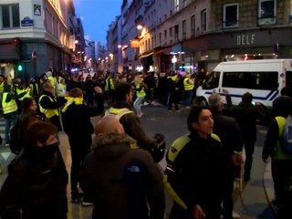 Vo Francúzsku protestovali. Policajti použili delá a slzný plyn