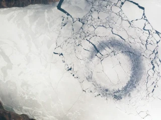 Astronauti NASA spozorovali na zamrznutom ľade ruského jazera čierne kruhy