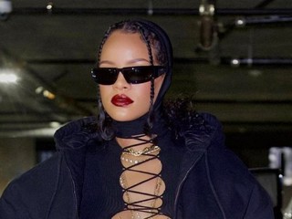 Táto podprsenka je Rihanne evidentne príliš malá