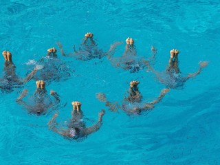 Absurdita športového roku 2020 - akvabely na suchu, moderátori v bazéne