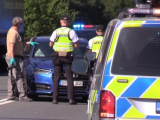 Agresívna cudzinka na kradnutom aute zrazila policajta. Zastavil ju až kamión
