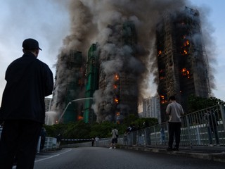 Pri požiari ôsmich budov v Hongkongu zahynulo najmenej 36 ľudí