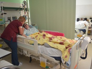 Tehotná Češka mala nehodu, upadla do kómy a dieťa porodila sekciou. Potom sa stal zázrak