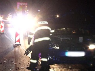 Na R1 sa zrazili tri autá, v jednom pruhu cestu uzavreli