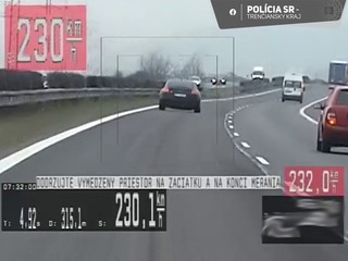 Rútil sa 230 kilometrovou rýchlosťou po diaľnici a blikal ako besný. Prišiel o vodičský preukaz