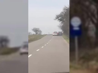 VIDEO: Za volant si sadol so zákazom šoférovať. Pozrite sa, ako sa chcel mladík striasť policajtov