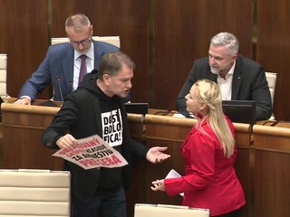 Koalícia schválila novelu trestného zákona. Pred parlament medzitým dorazil opozičný protestný pochod