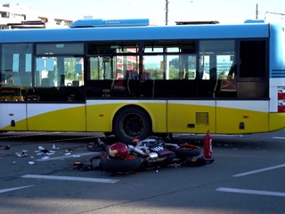 Motorkár dostal šmyk a skončil pod autobusom. Polícia začala trestné stíhanie