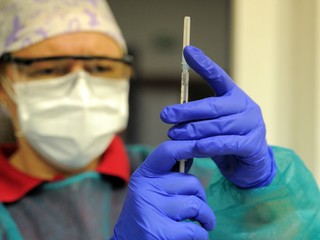 Európska lieková agentúra objasnila vedľajšie účinky vakcíny AstraZeneca